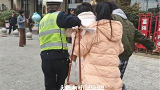 女子回家途中突发疾病，清镇交警火速救援