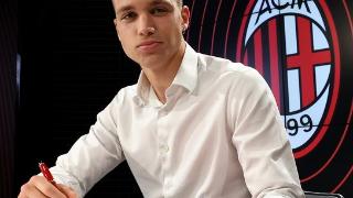 官方：AC米兰与18岁边卫马尼签下3年职业合同