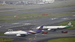 在羽田机场两架飞机发生碰撞