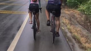 父亲带12岁女儿休学骑行全国，21天跨4省！网友吵翻：这是她想要的吗？