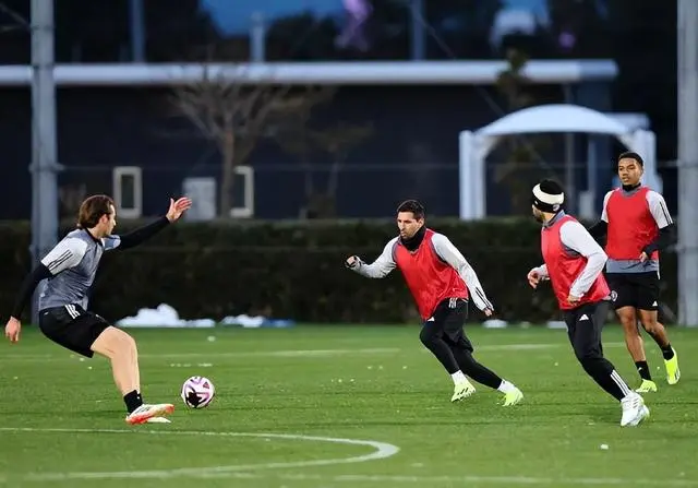 梅西日本行训练课心情大好，已恢复有球训练，此前在香港未参加分组对抗