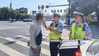 南京一男子酒后开车闯禁区，被交警查获