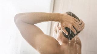 男性洗澡时，这2个地方洗的越勤，越健康长寿！