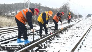 贵州铁路部门积极迎战降雪保春运