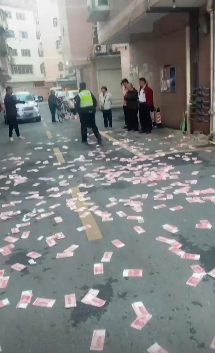 广宁县一小区住户从楼上抛洒大量人民币，回应:因家庭琐事引发，钱已归还本人