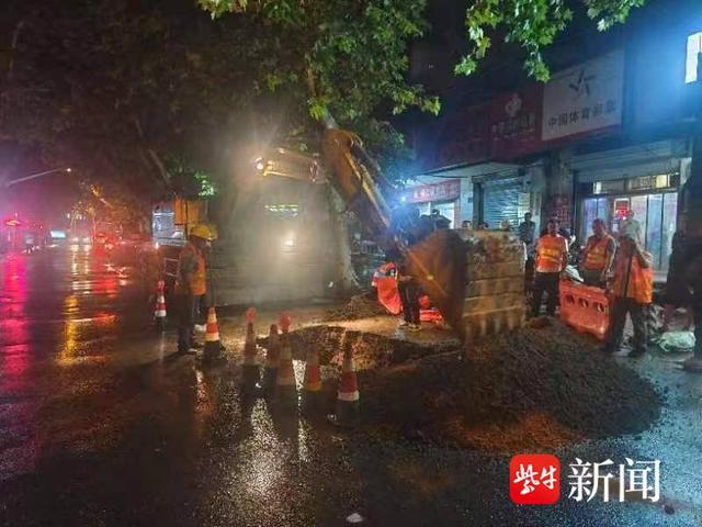 镇江新马路11号车行道突发塌陷险情，抢修人员挥汗如雨
