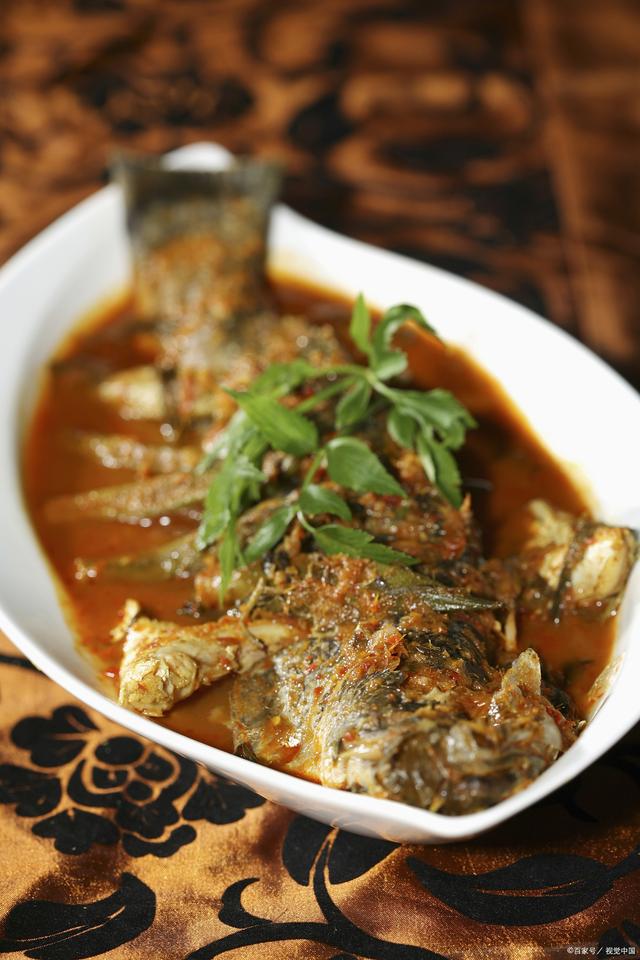 在东北地区，得莫利炖活鱼是一道家喻户晓的菜品