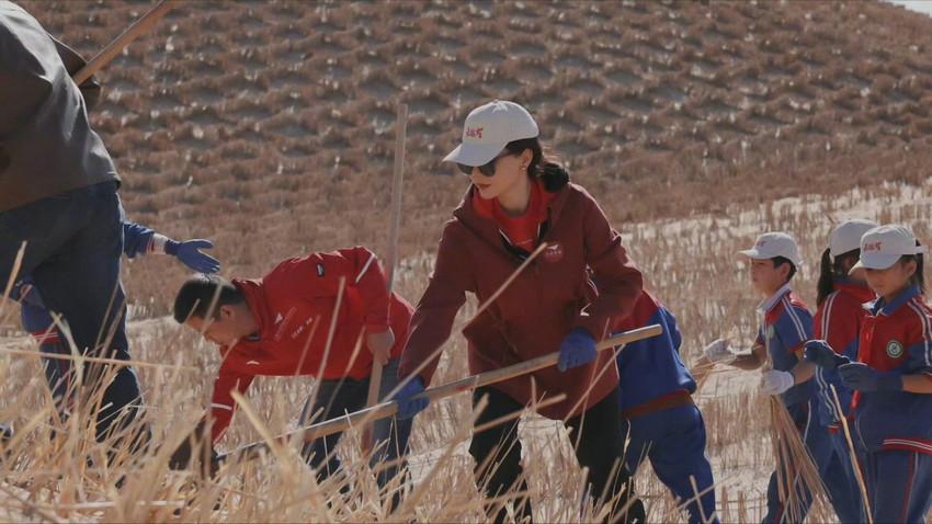 陈数新疆公益探访 带领当地孩子完成沙漠研学