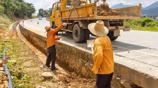 烈日下坚守的公路建设者