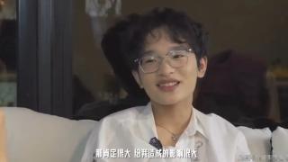 他看起来真的比同龄人早熟很多