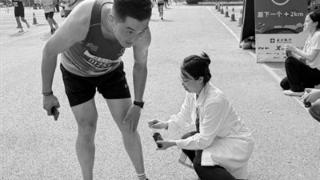 沈阳医护人员全力保障 2023沈阳国际马拉松赛事