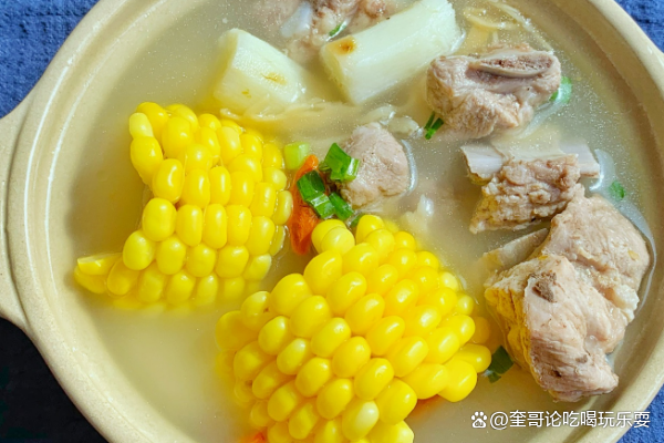 玉米排骨汤，鲜美的口感和丰富的营养价值，成为家庭餐桌上的常客