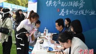 重庆高校举办综合双选会 将提供两万余个岗位助大学生就业