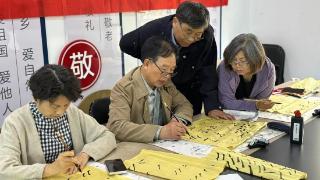 南京沿江街道：党建引领“旭日式”养老 书法、摄影、模特齐开班
