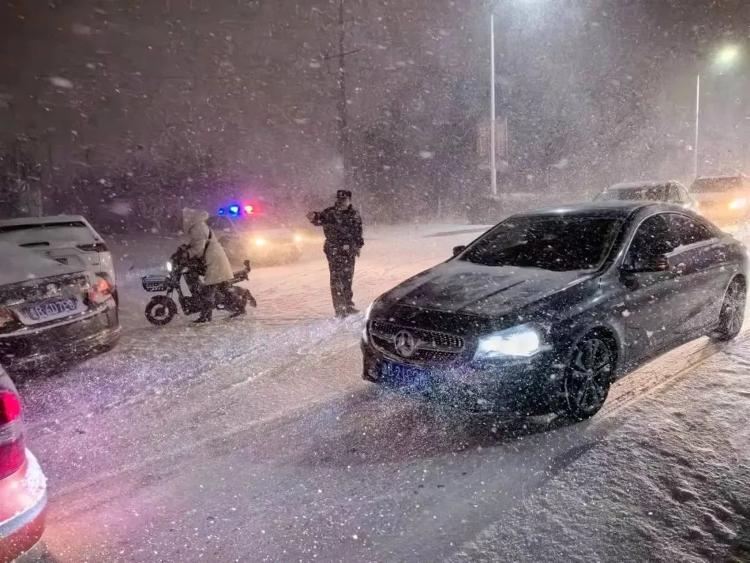 以雪为令！青岛交警全警全力保障道路安全畅通