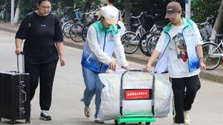 ﻿减轻离校负担！安庆师大组织帮助毕业生寄发行李超8000件