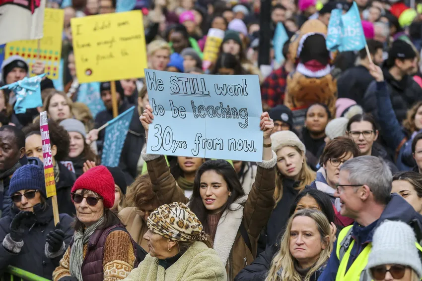 抗议薪资待遇不佳，英国140所大学教师拒绝为学生期末打分，“核手段”暴露英教育行业危机