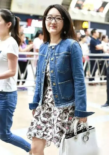 52岁杨钰莹带火了一种新穿法：牛仔外套+短裤+小白靴，洋气又减龄