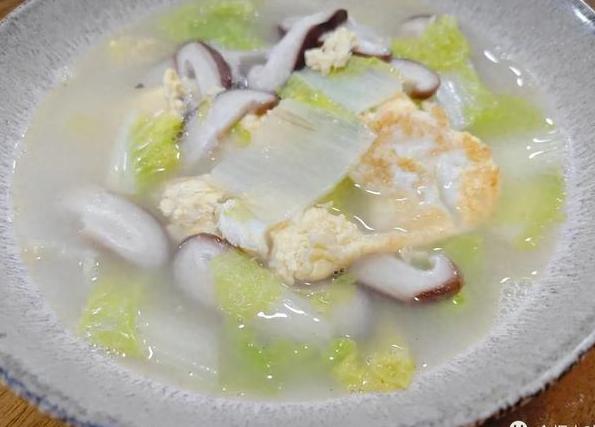 白菜香菇汤，口感丰富鲜美，为身体提供所需的水分和营养
