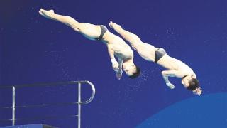 陕西运动员杨昊在跳水男子双人10米跳台夺冠