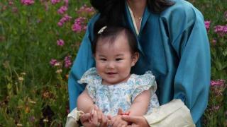34岁不丹王后庆生，抱小公主眼神疲惫，不丹王室儿女超可爱