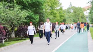 阳光人寿贵州分公司开展“体验阳光服务，感受爱与责任”健步走活动