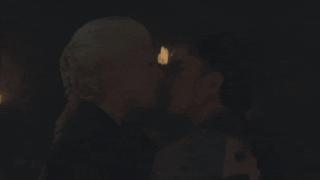 《龙之家族》女王上演同性吻戏，真实男友曝光！