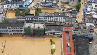 强降雨致广西百色部分乡镇被淹，当地紧急转移群众