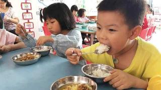 孩子经常说幼儿园的饭不好吃，不愿意去幼儿园怎办么？