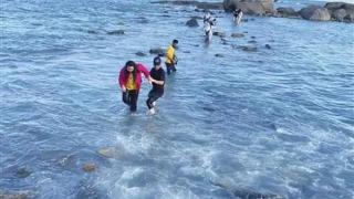 20多名游客被困礁石，他1小时往返数次下海成功营救！