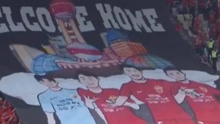 球迷展示海港国脚TIFO，颜骏凌：很感动，能为我们球迷踢球很荣幸