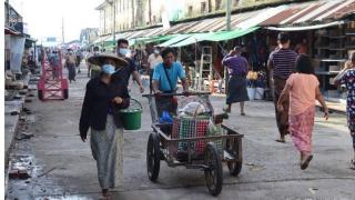 缅甸战区民众：“这米是越来越贵了，砸锅卖铁也买不起”