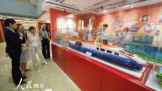 “祝福祖国 筑梦前行——国庆彩车模型展”在北京市档案馆开幕