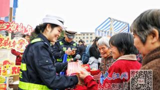 交警春运“趣”宣传 乡村“小铺”兑安全