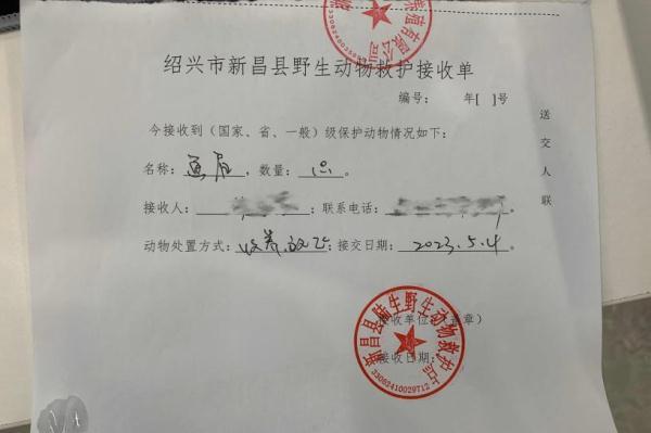 李大爷捡到一只画眉鸟，放到笼子里喂养