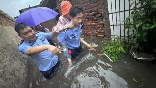 临沂罗庄盛庄街道一老人在家被困积水中，民警冒雨蹚水将老人背出