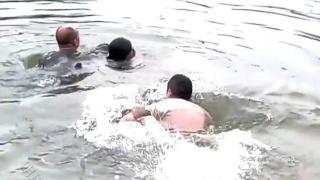 “救救爸爸！”龙湖岸边一声呼喊，让他们纷纷跳下水……