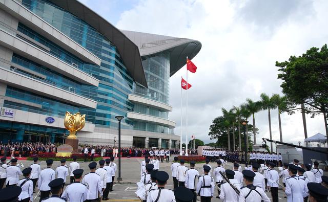 （镜观中国·新华社国内新闻照片一周精选）（3）香港举行升旗仪式庆祝回归祖国26周年