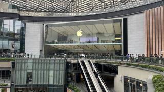 iPhone15系列开售日：苹果直营店排长龙，现场黄牛加价达1200元