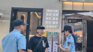 嫌店门口单车影响生意，店员将单车挪到机动车道上，江岸城管依法查处