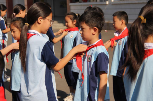 邹平市明集镇第一小学举行“红领巾爱祖国”一年级入队仪式