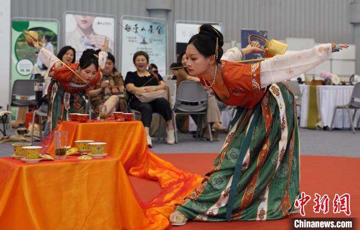 第十三届四川国际茶博会吸引民众参观