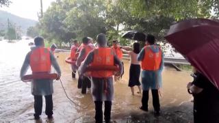 广东福建多地暴雨，梅州蕉岭村民称1小时洪水漫上街道1米多，目前已开始清淤