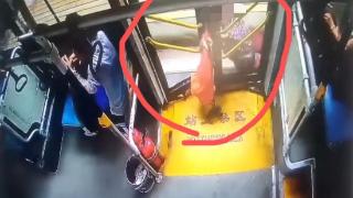 手中小推车被公交车门夹住后，老人跌倒在地 柳州公交：已将老人送医