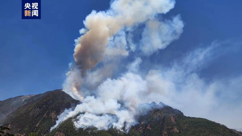 四川木里山火仍在扑救中，今日再抽调203名消防救援人员增援