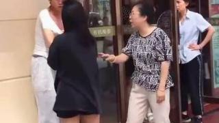 小伙和美女在酒店奔现，见面后他拔腿就跑，指责对方骗照不讲武德