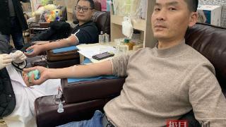 为补充全市血液库存，爱心企业坚持十年组团献血