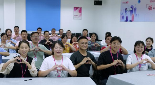 仓库里的手语课 100余名工友为了5个听障同事集体学手语