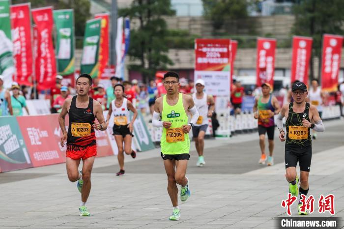 2024贵阳马拉松赛开跑 中国选手卫冕男子组全马冠军