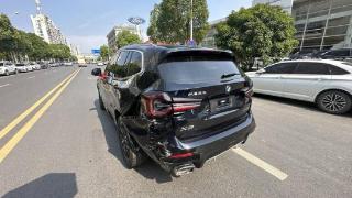武汉男子新购宝马车被4S店员工违章撞坏：方向盘还没摸就成了事故车